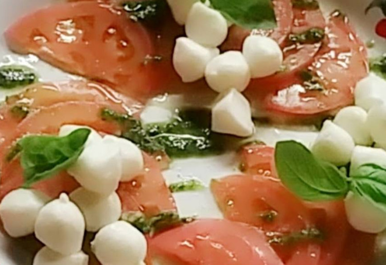 トマトとモッツァレラチーズのカプレーゼ