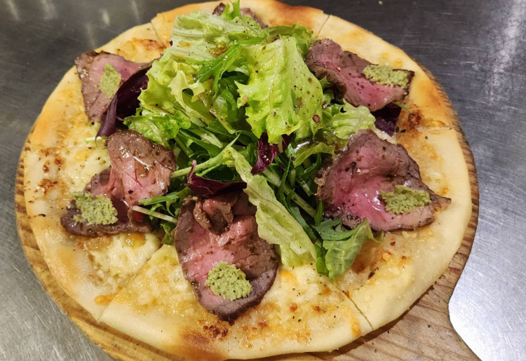 ローストビーフとわさびのピッツァ